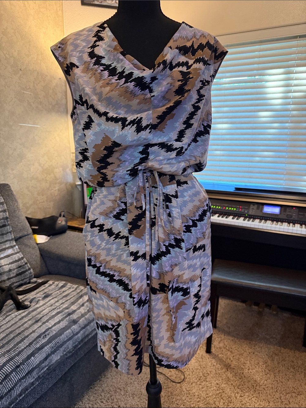 Jessica Simpson size 8 Abstract Zigzag Drawstring Dress with pockets